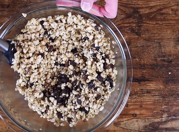 Cinnamon Raisin Oatmeal Bars - Step 4